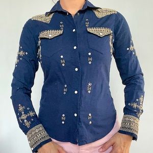 Embroidered blouse with snap buttons. Cuffs are also embroidered. Feminine cut.